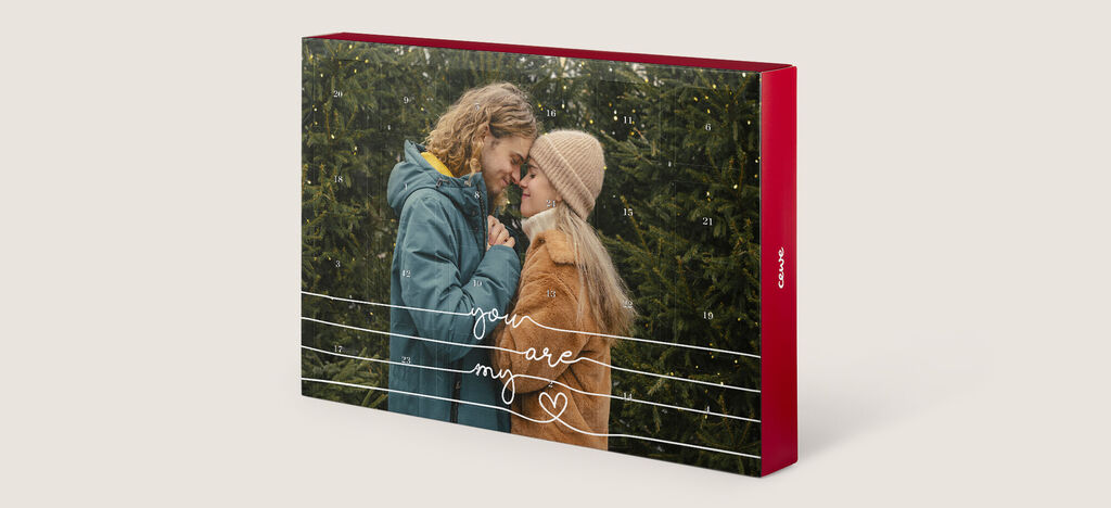 Een prachtig fotoboek met een creatief omslagontwerp op een neutraal oppervlak.