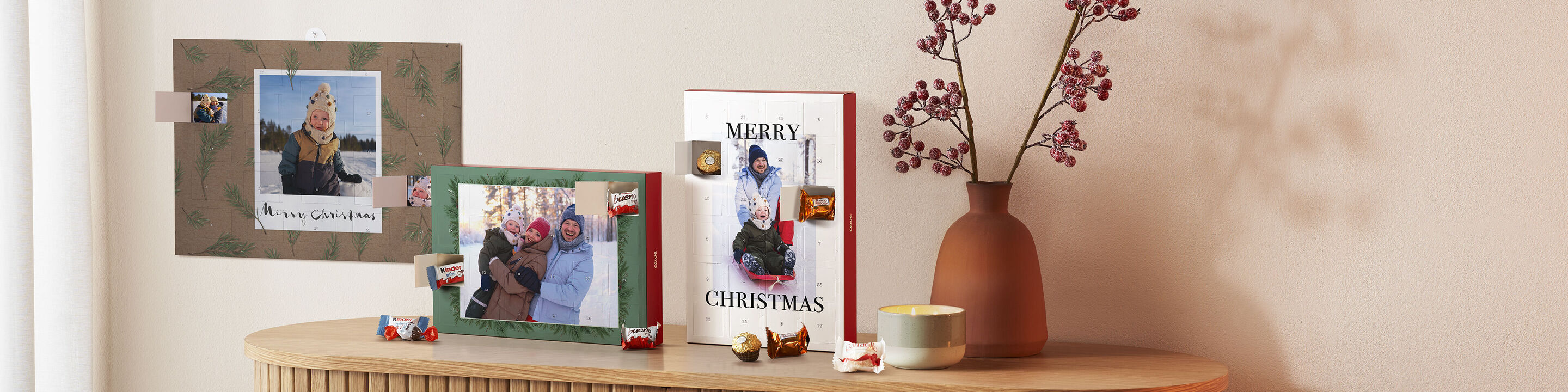 Een feestelijke kerstdecoratie met een CEWE Fotoboek en persoonlijke fotokaarten op een tafel.