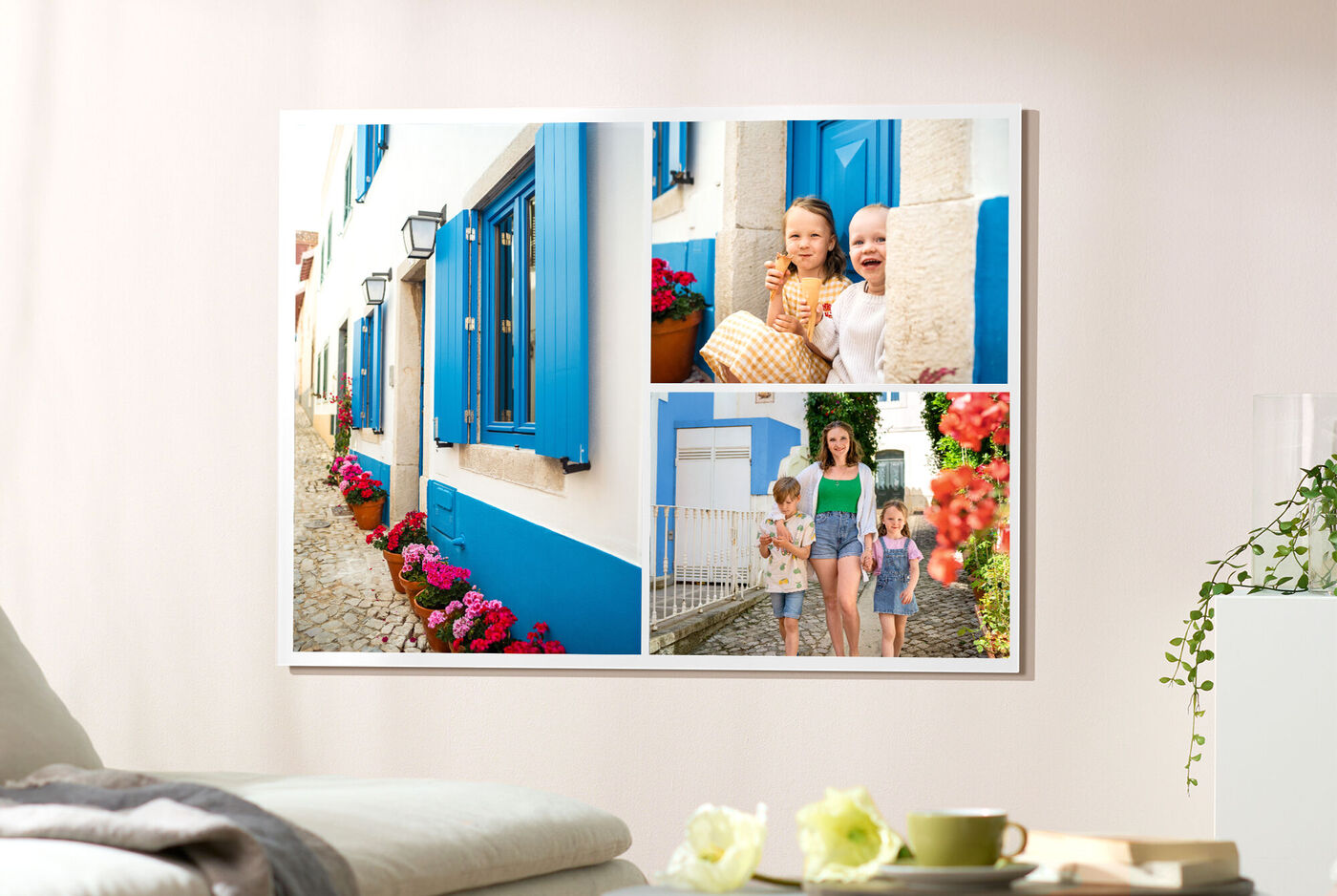 Helder wanddecoratie met blauwe ramen en bloemen die een gezinsuitje laat zien